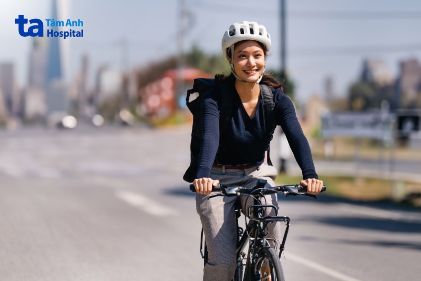 đạp xe là bài tập giảm mỡ bụng