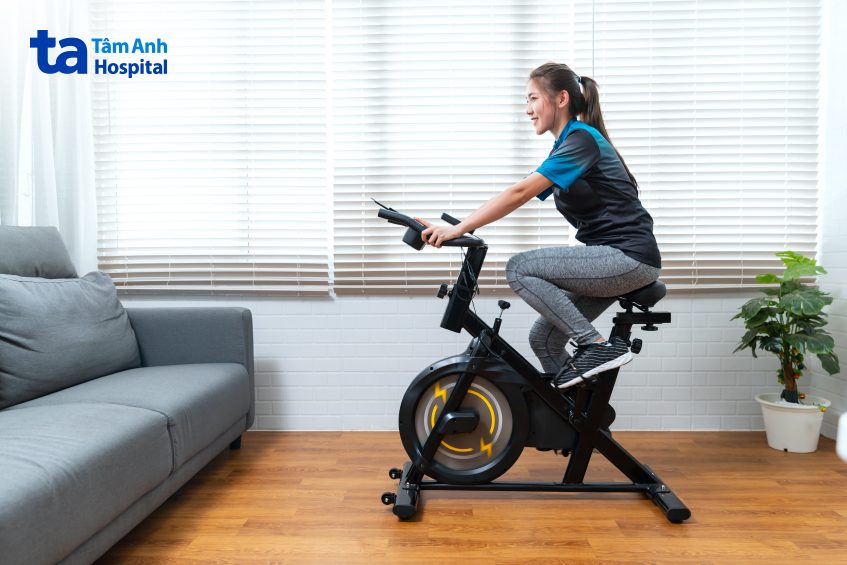 đạp xe tại chỗ vẫn có thể giảm mỡ bụng