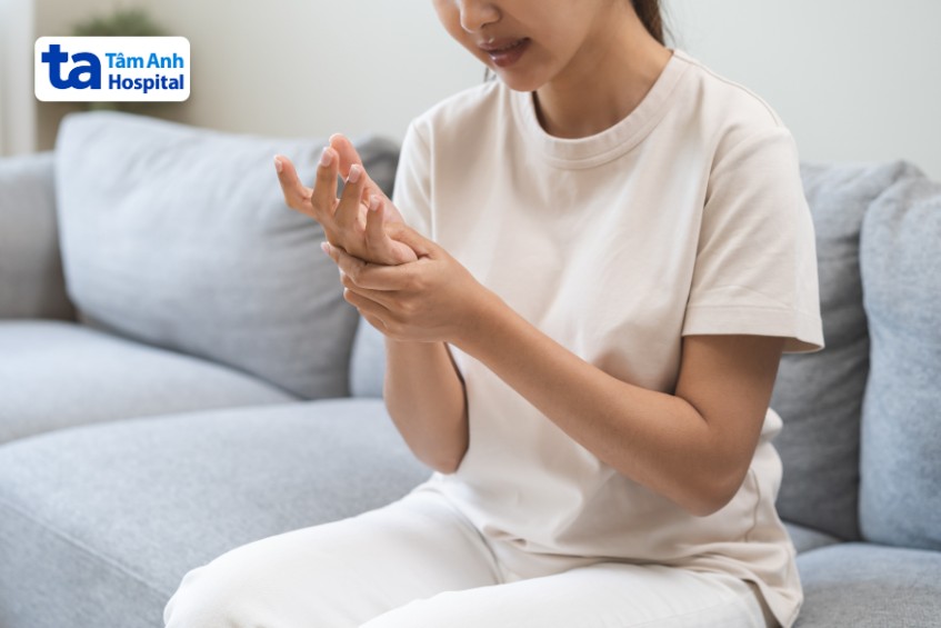 đau khớp bàn tay gây nguyên nhân khách quan