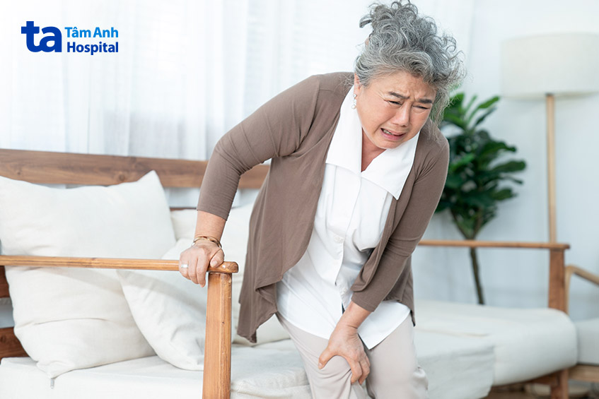 Đau khớp gối khi trời lạnh thường gặp ở người cao tuổi