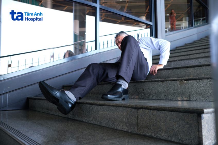 đau lưng do chấn thương không nên đi bộ