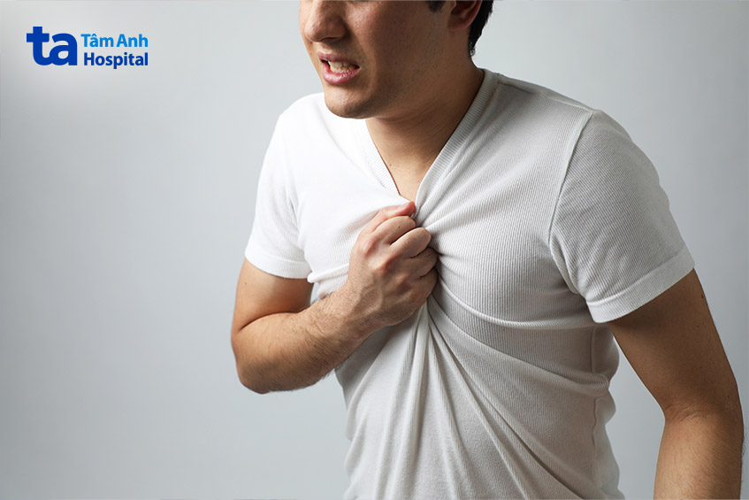 Đau thắt ngực là dấu hiệu phổ biến khi mắc bệnh