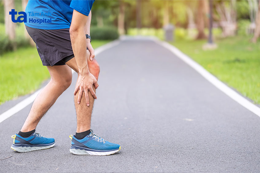 Đau vùng bắp chân khi đi bộ là triệu chứng phổ biến của bệnh