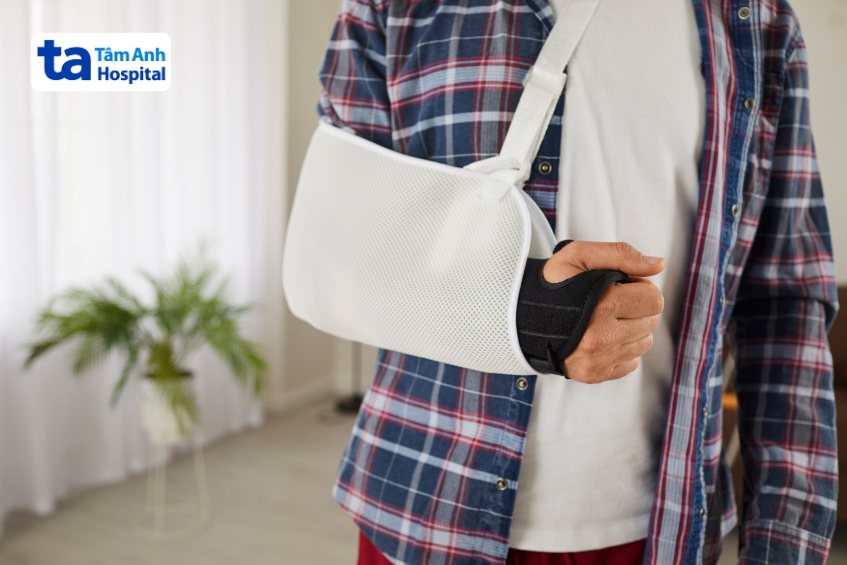 đeo đai cố định sau thay khớp vai