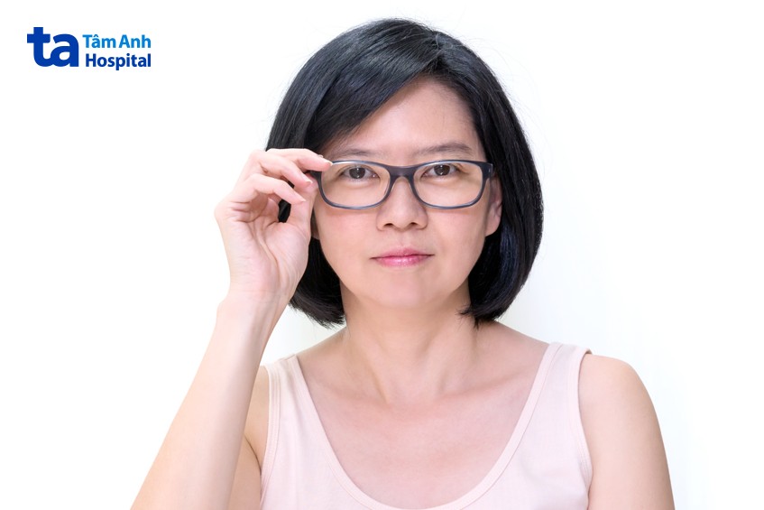 đeo kính cận để đảm bảo thị lực ổn định