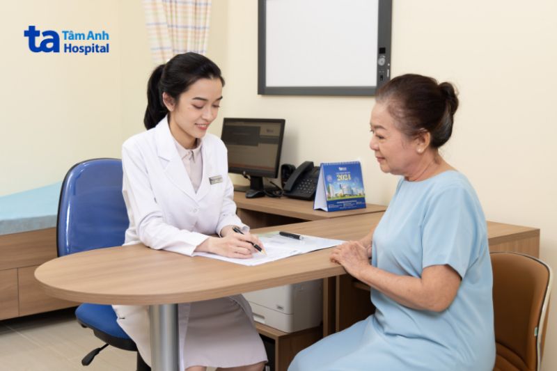 bác sĩ Vy thăm khám khách hàng