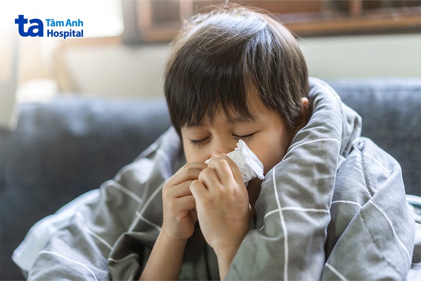 đưa trẻ đến bệnh viện khi trẻ có biểu hiện sốt cao liên tục không khỏi