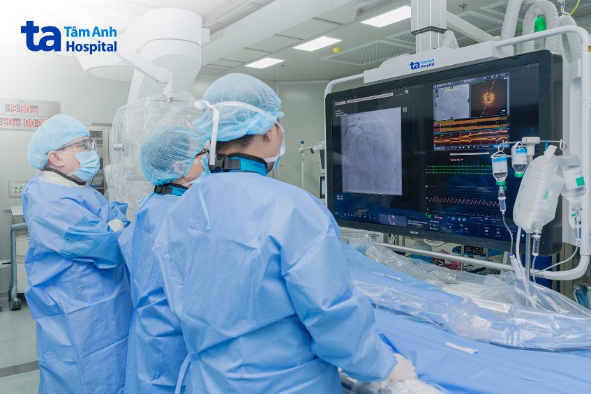 ê-kip bác sĩ can thiệp đặt stent