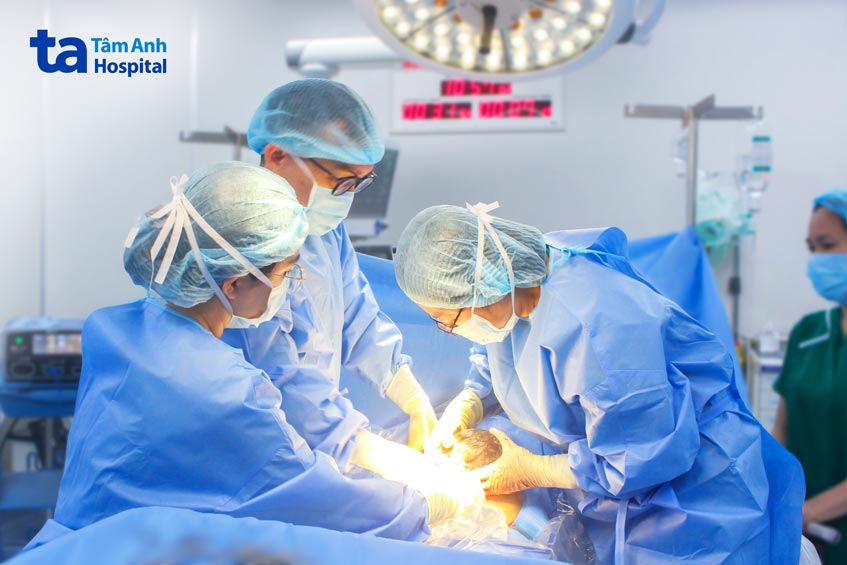 ê kíp bác sĩ mổ lấy thai cho sản phụ