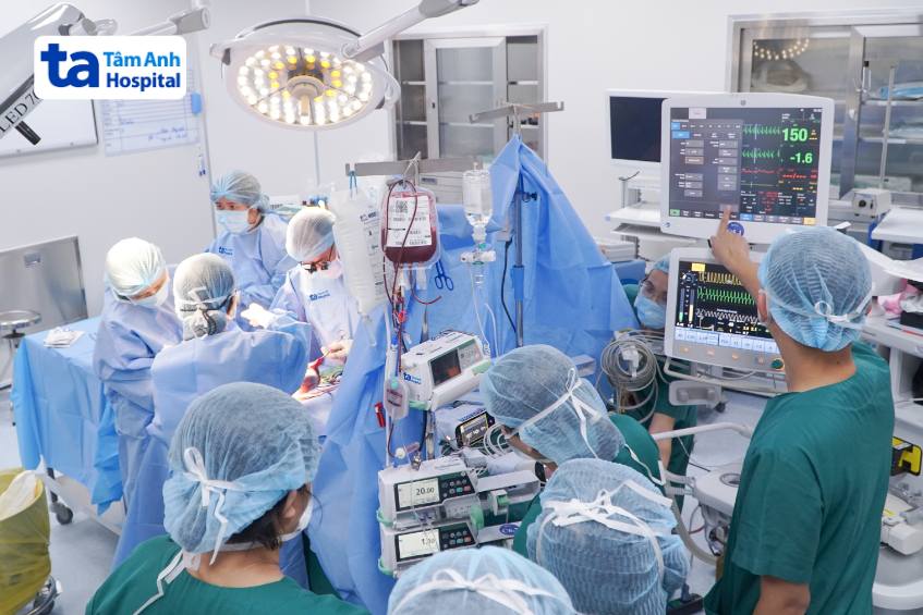 ê kíp bác sĩ ngoại nhi và gây mê sơ sinh phối hợp phẫu thuật