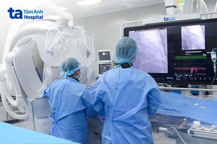 Êkíp bác sĩ can thiệp đặt stent cho một người bệnh
