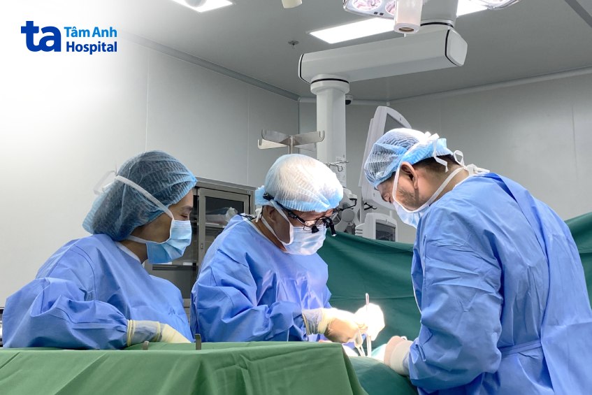 ekip bác sĩ đầu mặt cổ tâm anh phẫu thuật