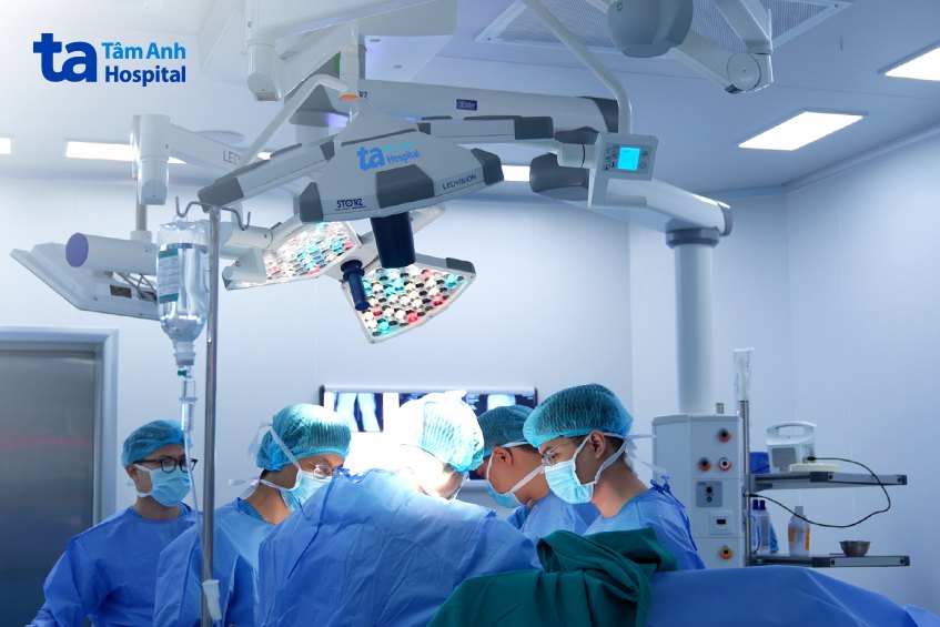ekip phẫu thuật cho ông vũ