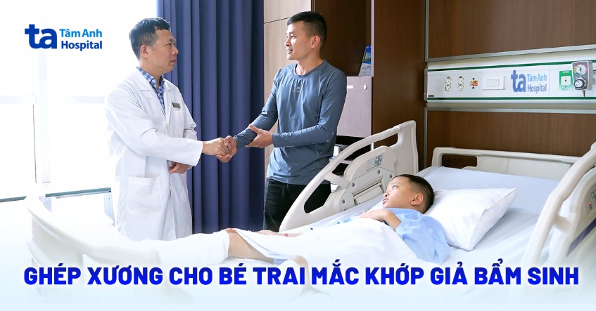 ghép xương cho bé trai mắc khớp giả bẩm sinh