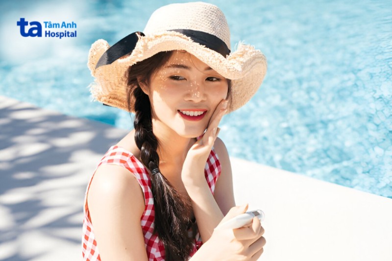 thoa kem chống nắng để bảo vệ da mặt