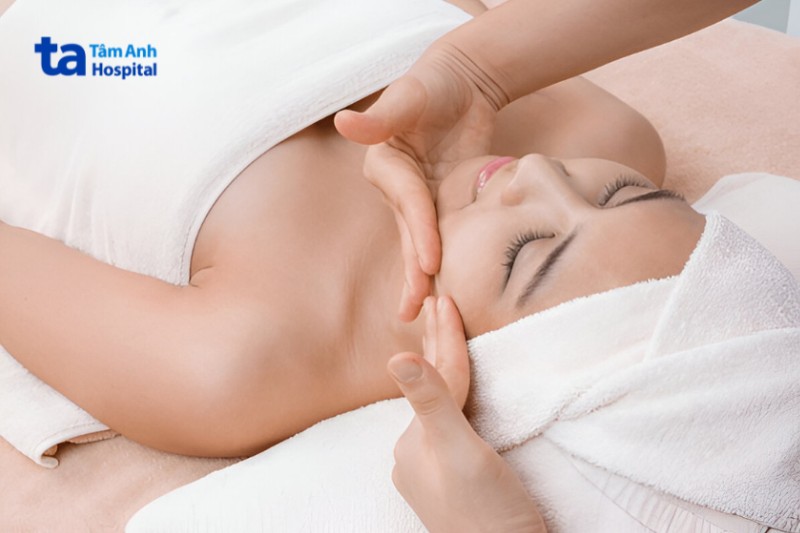 massage nhẹ nhàng điều trị giãn mao mạch