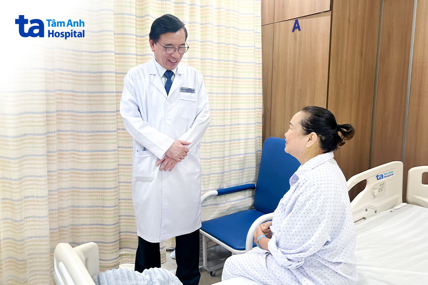 Giáo sư Nhân (giữa) hỏi thăm sức khỏe bà Hạnh trước lúc xuất viện