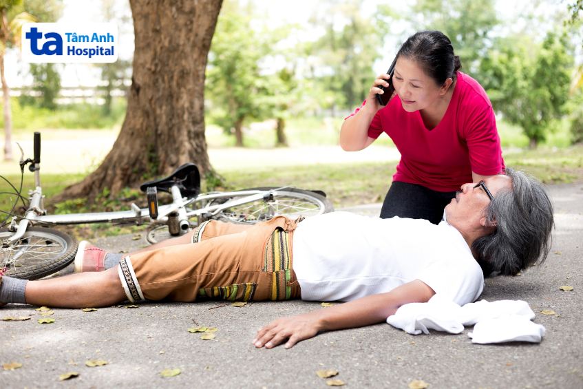 gọi cấp cứu ngay khi phát hiện người đột quỵ