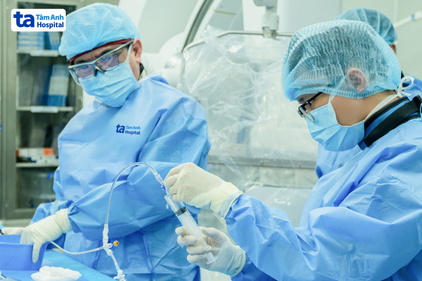 GS Nhân (trái) cùng bác sĩ Dương (phải) kiểm tra bóng nong trước khi can thiệp cho người bệnh