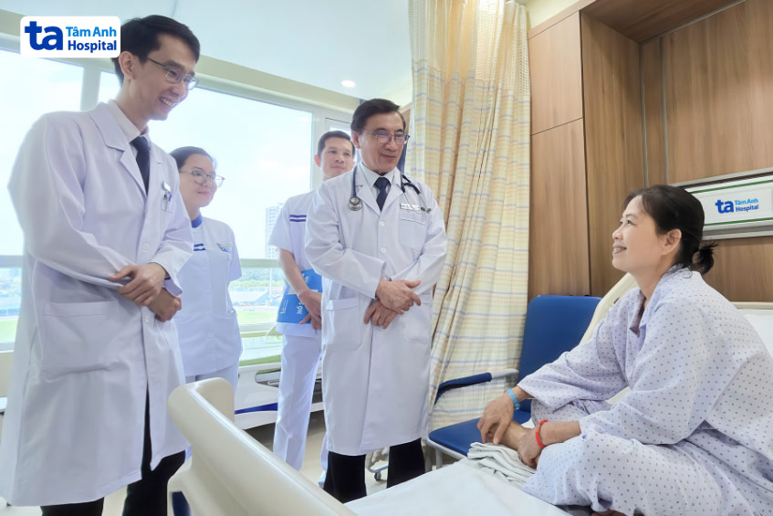 Giáo sư Nhân (thứ hai từ phải sang) cùng êkíp kiểm tra sức khỏe cho bà Khải trước khi xuất viện