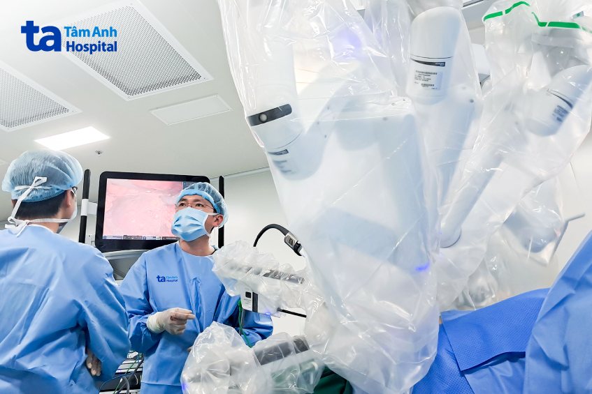 hai bác sĩ phụ mổ