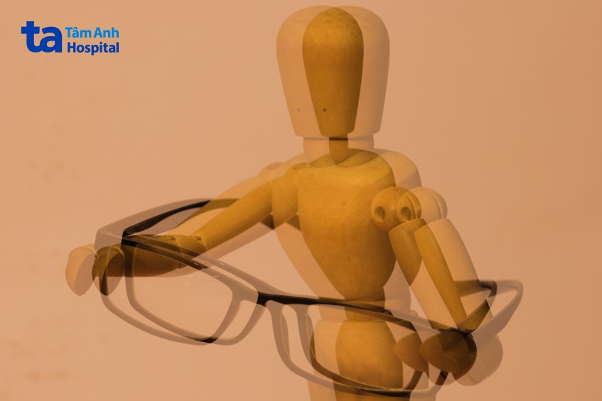 hình ảnh trong mắt người loại thị bị biến dạng