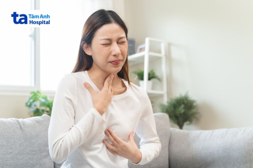 Ho do viêm màng phổi có thể gây ra cơn đau dưới ngực.