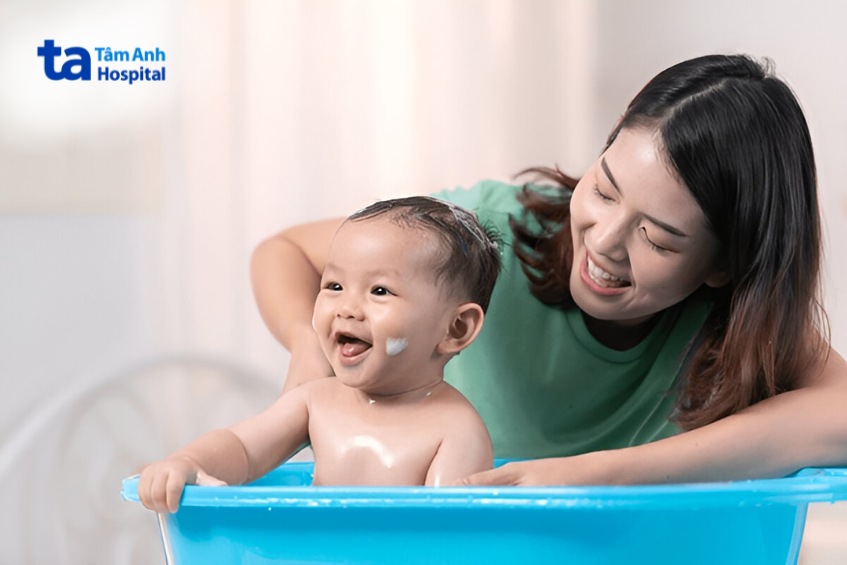 hướng dẫn chăm sóc cho bé bị viêm da cơ địa tại nhà