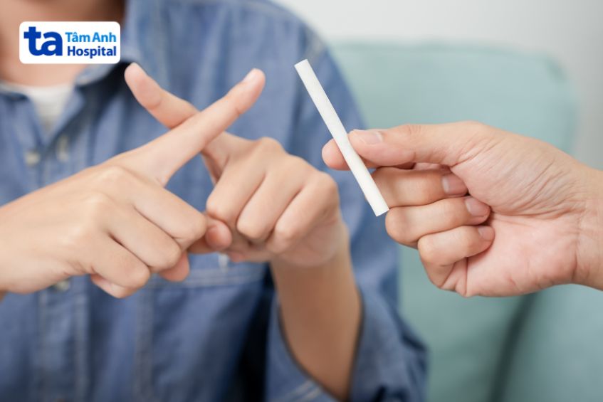 Hút thuốc là làm tăng nguy cơ mắc huyết áp cao ở người trên 60 tuổi