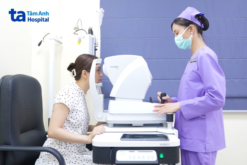 khám mắt để theo dõi tình trạng mắt