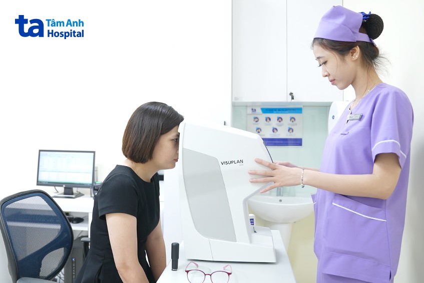 khám mắt định kỳ để kiểm soát độ cận