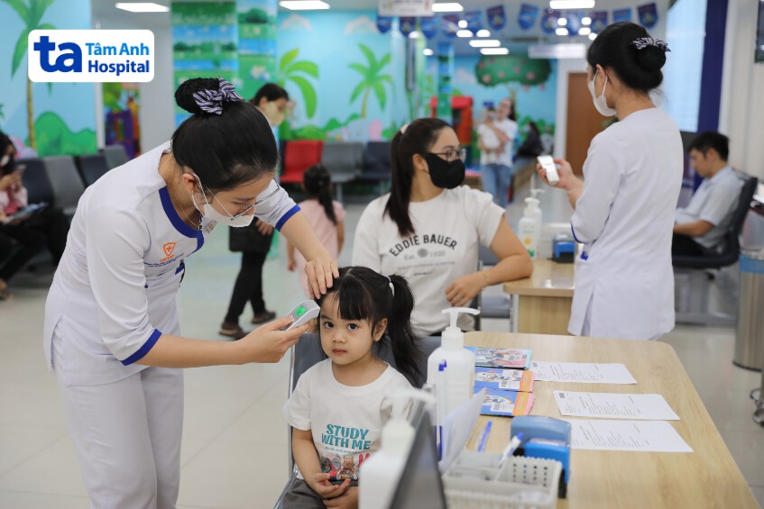 kiểm tra nhiệt độ cho trẻ sau tiêm chủng