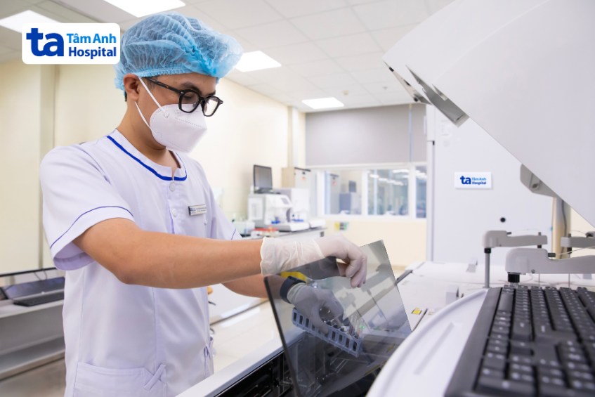 kỹ thuật viên đang phân tích tế bào máu