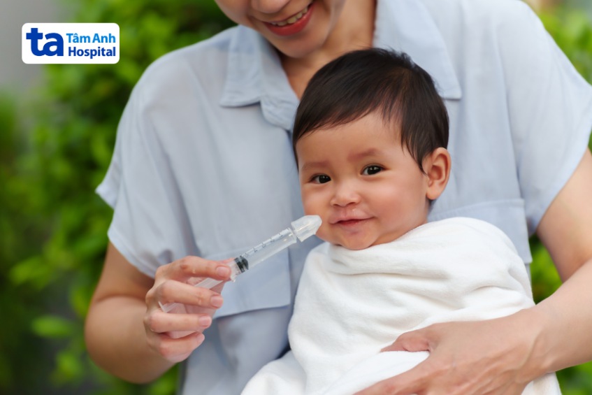 làm sạch mũi cho trẻ