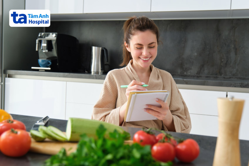 Lên thực đơn chi tiết giúp chị em xây dựng được chế độ dinh dưỡng hợp lý, khoa học trước khi mang thai