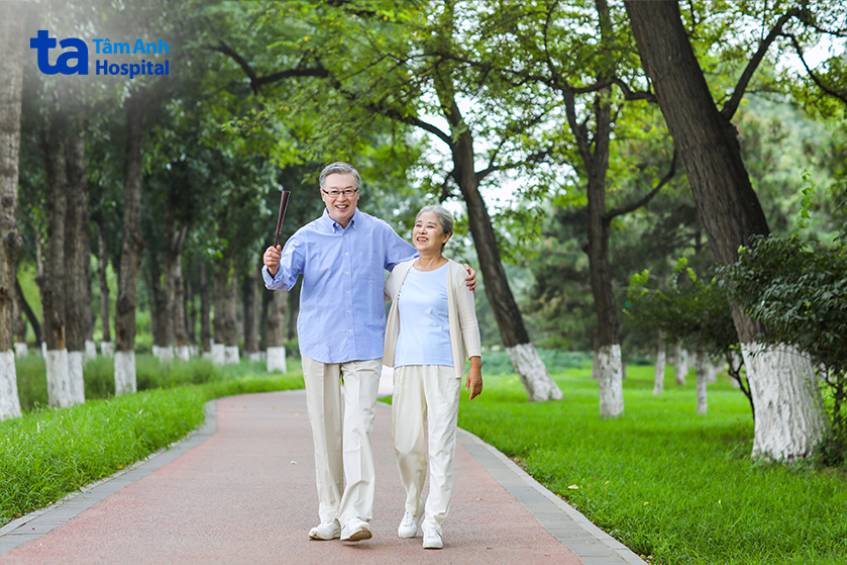 Lợi ích của đi bộ với người đau xương khớp