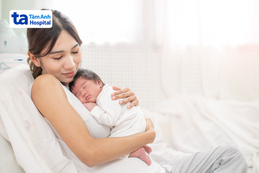 Khi thực hiện Kangaroo cho trẻ sơ sinh mẹ nên lựa chọn không gian yên tĩnh, thoải mái