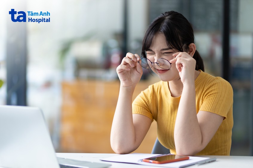 mắt cận 4 độ nhìn được trong bao xa