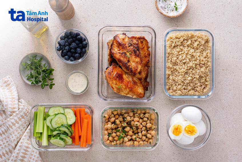 mẹ cần ăn uống với chế độ đầy đủ dưỡng chất