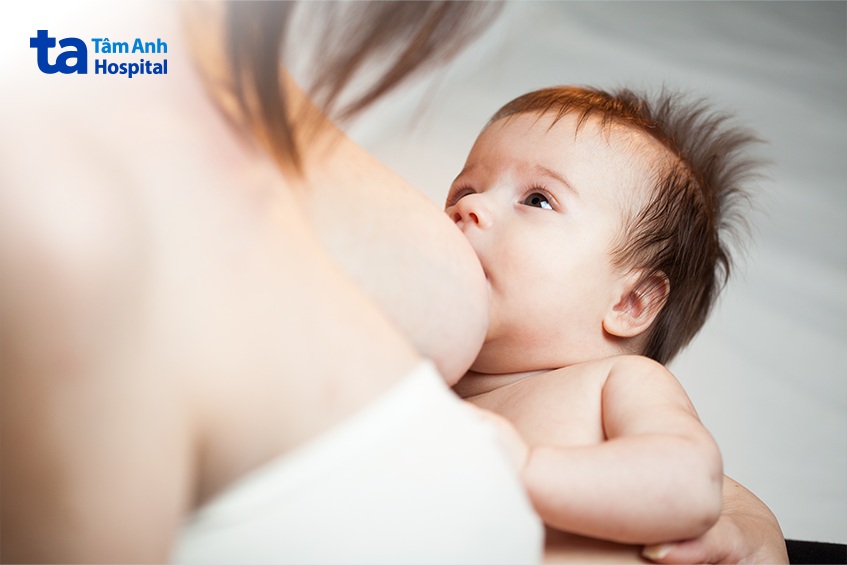 mẹ cần cho bé bú nhiều hơn để tăng cường sức đề kháng