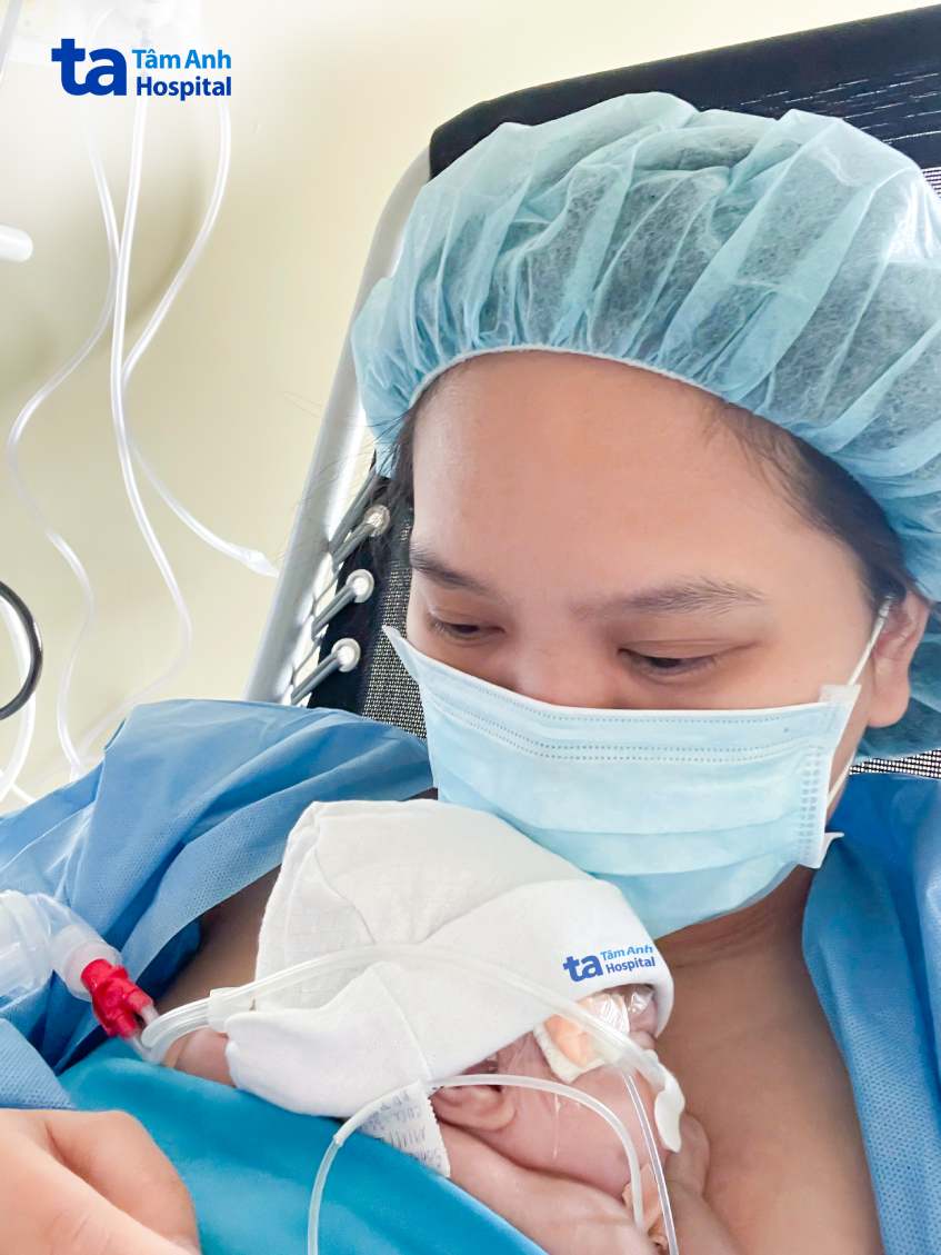 mẹ sol ấp da kề da cùng con ở phòng cách ly