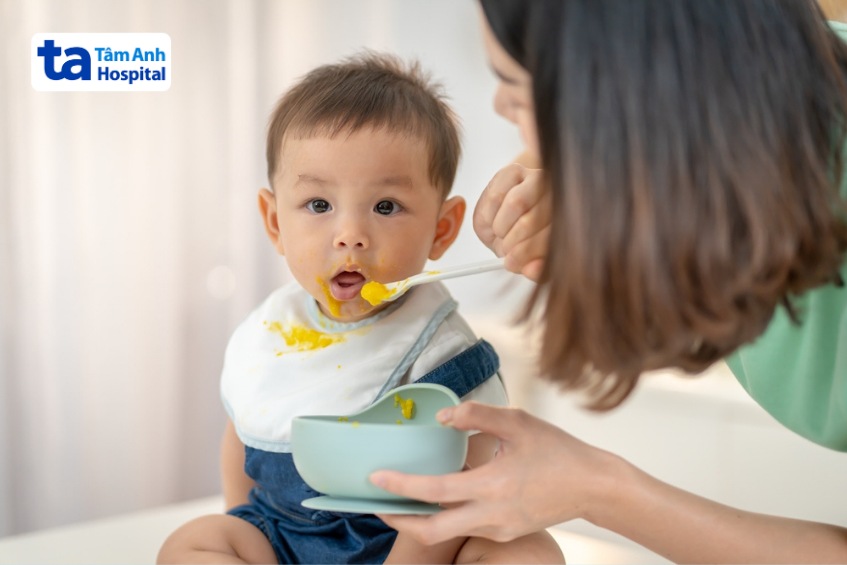 nên cho trẻ dùng từng loại thực phẩm riêng lẻ để làm quen