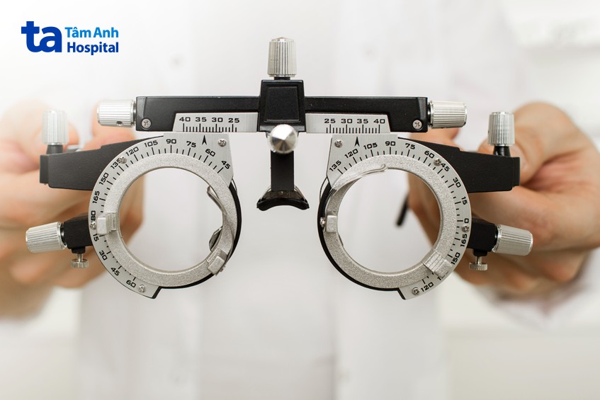 nên đeo kính đúng độ để kiểm soát độ cận