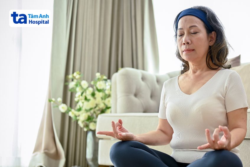 Ngồi thiền giúp cơ thể thư giãn, kiểm soát căng thẳng và giảm cảm giác hồi hộp khi đo huyết áp