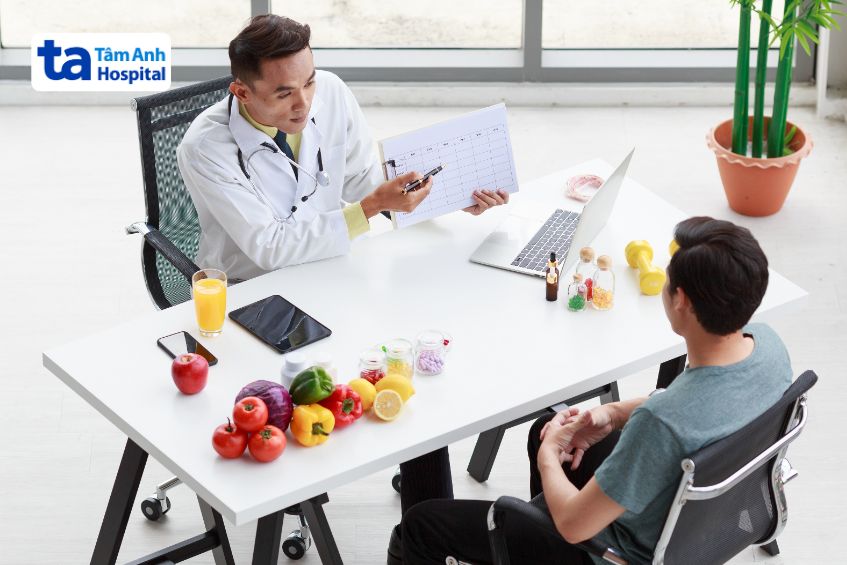Người bệnh cần tuân thủ lịch tái khám để bác sĩ theo dõi hiệu quả điều trị thừa cholesterol