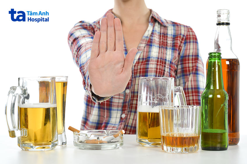 Người bệnh mạch vành nên bỏ hút thuốc lá và hạn chế uống rượu bia