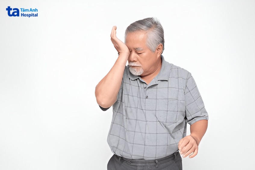 người bệnh thấy lóa mắt khi đục thủy tinh thể