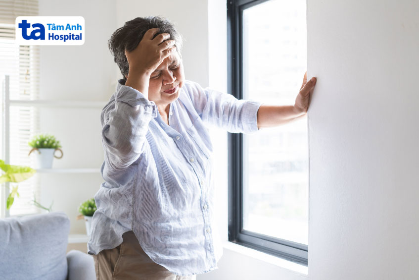 người lớn tuổi bị tụt huyết áp