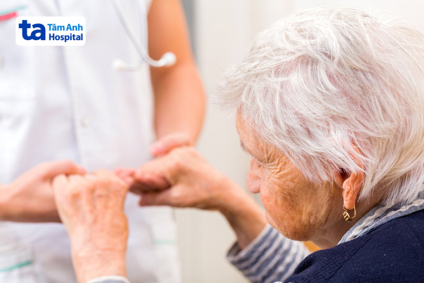 người lớn tuổi có nguy cơ cao bị zona thần kinh