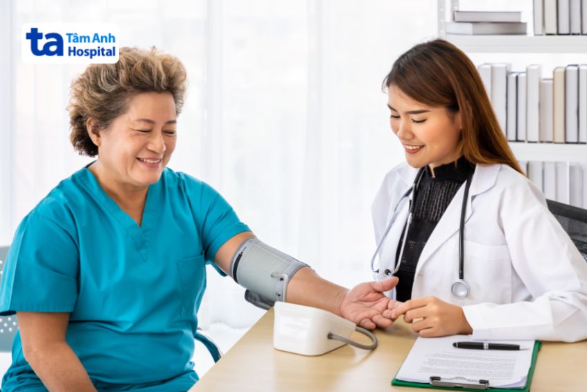 Người trên 60 tuổi bị tăng huyết áp cần tuân thủ tái khám định kỳ